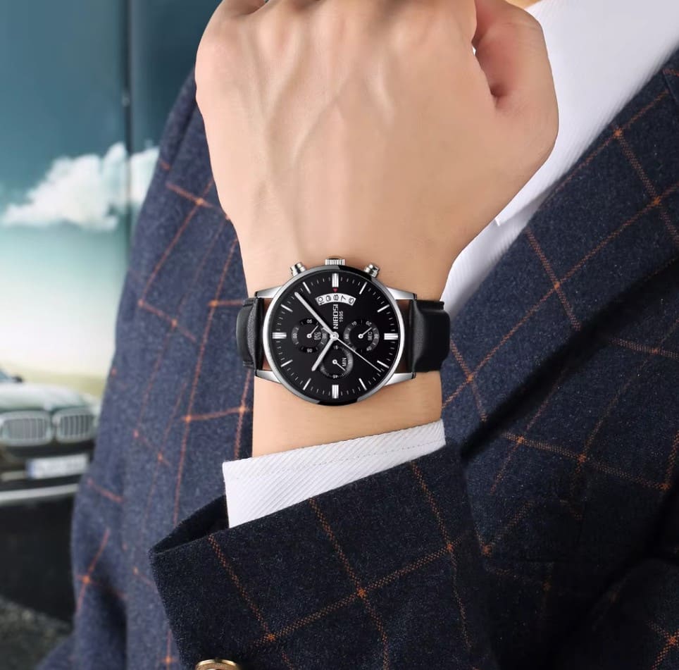 Relógio Social Masculino Nibosi 2309 com pulseira de couro preta com visor preto no pulso de um homem