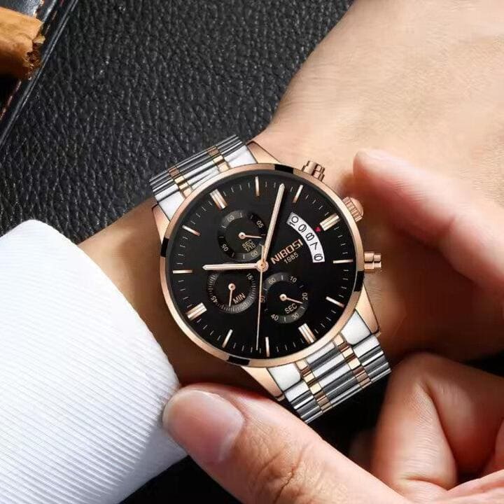Relógio Nibosi Masculino 2309 Com Pulseira de Aço Inoxidável Prata e Rosê Com Visor Preto no Pulso de um Homem