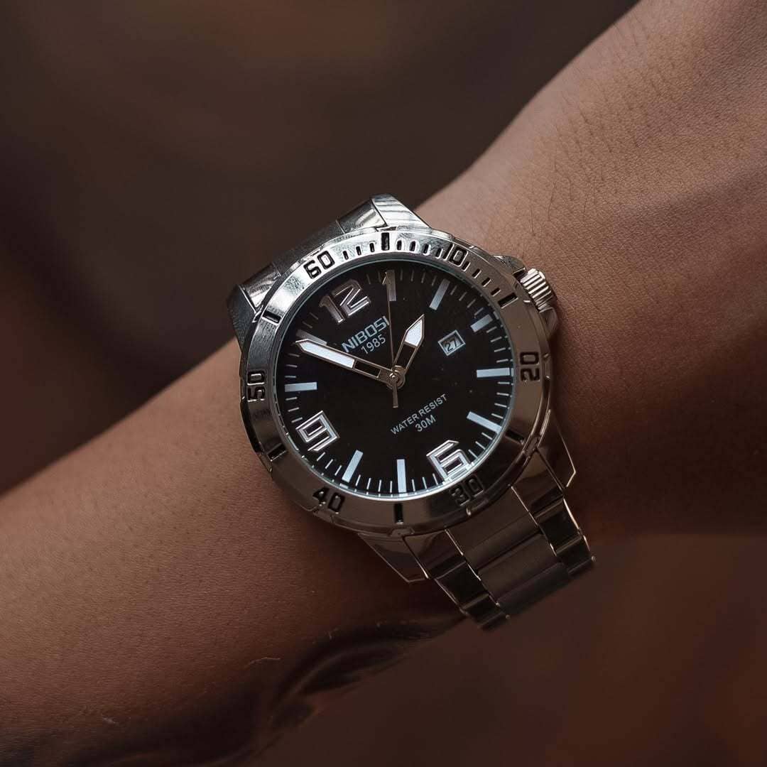 Relógio Nibosi Masculino Vellum Com Pulseira de Aço Inoxidável Prata e Com Visor Preto