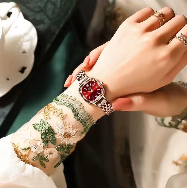 Mulher usando o relógio feminino Nibosi Belle pulseira e caixa rosé com visor verde