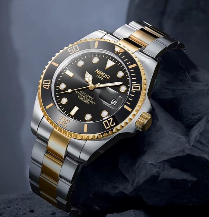 Relógio automático masculino Nibosi Majestic com pulseira em aço inoxidável prata com detalhes em dourado e visor preto
