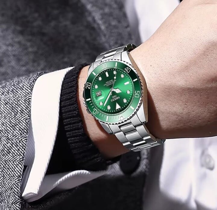 Relógio automático masculino Nibosi Majestic com pulseira em aço inoxidável com visor verde no pulso de um homem
