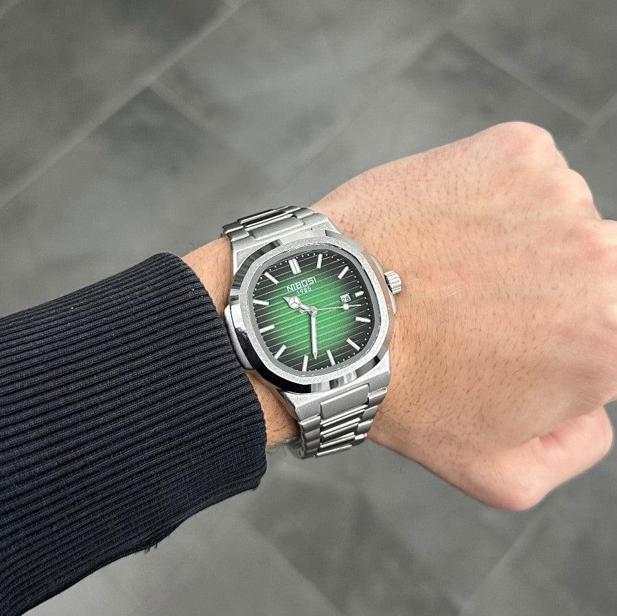 Homem usando o relógio Nibosi Astronaut 41mm com pulseira de aço inoxidável e visor verde