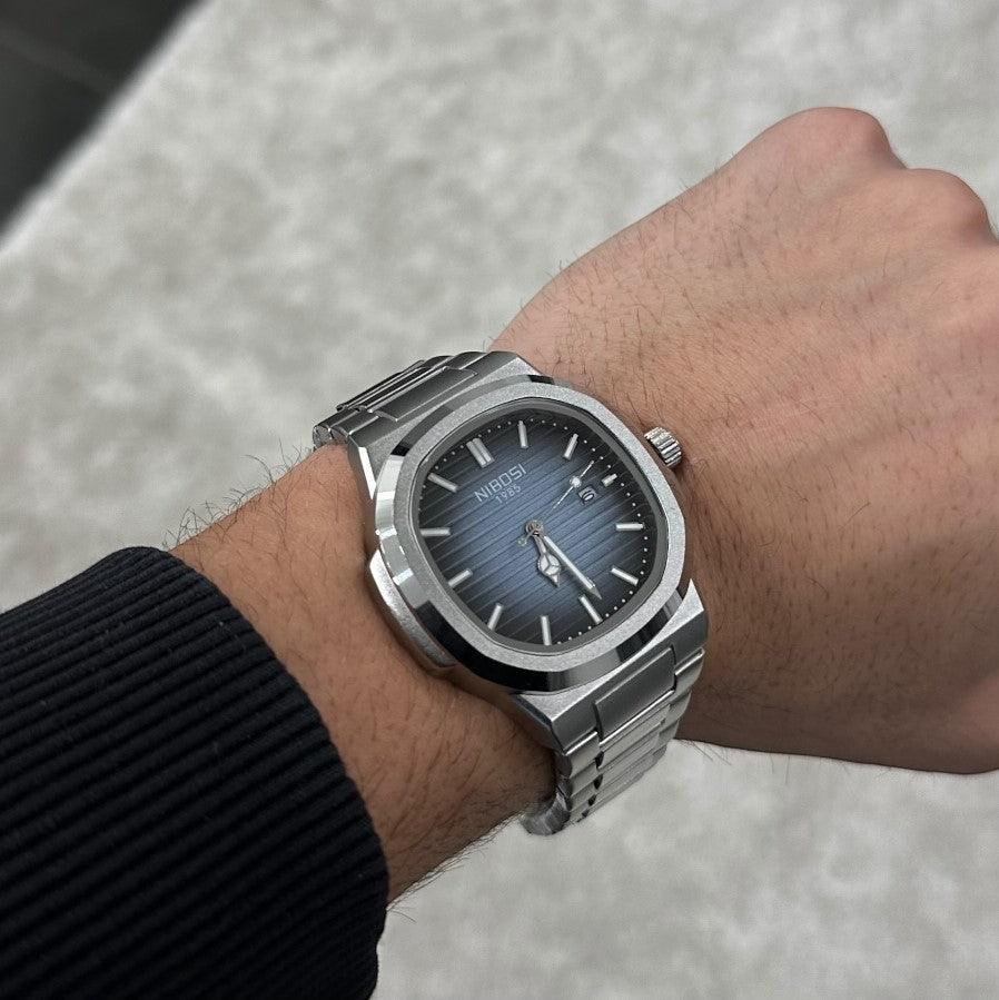 Relógio Nibosi Astronaut no pulso de um homem, estilo minimalista e elegante.