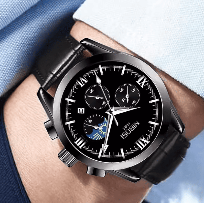 Relógio masculino Nibosi Hermes com pulseira de couro preta e visor preto com cronógrafo no pulso de um homem com estilo casual