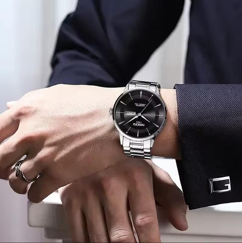 Relógio Nibosi Minimalista Masculino Signature Pulseira de Aço Inoxidável Prata Com Visor Preto