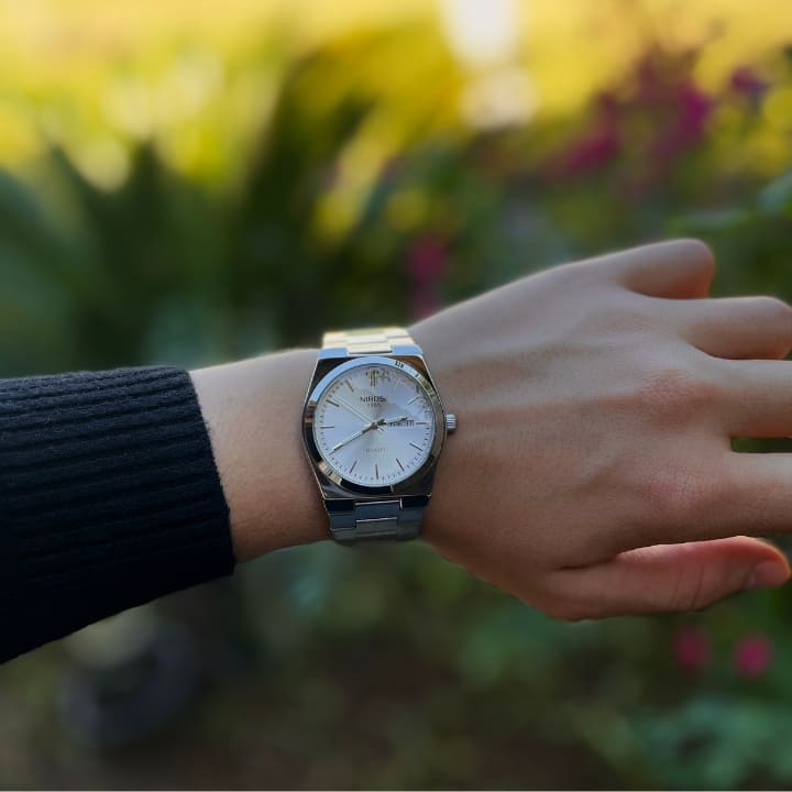 Relógio Nibosi Masculino Minimalista 2658 Com Pulseira de Aço Inoxidável Prata e Visor Branco