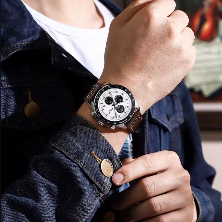 Homem usando o Relógio masculino Nibosi com pulseira de couro marrom com cronógrafo preto e visor branco
