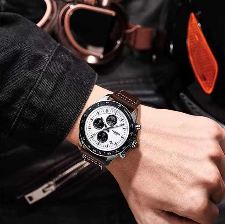 Zoom no relógio masculino Nibosi com pulseira de couro marrom com cronógrafo preto e visor branco