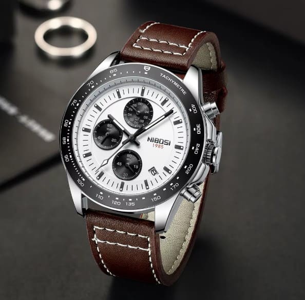 Relógio masculino Nibosi com pulseira de couro marrom com cronógrafo preto e visor branco