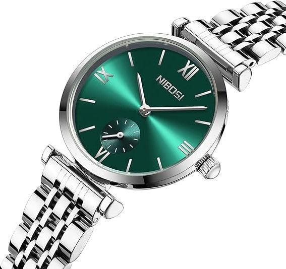 Zoom no visor do relógio minimalista feminino pequeno Nibosi com pulseira em aço inoxidável prata com visor verde