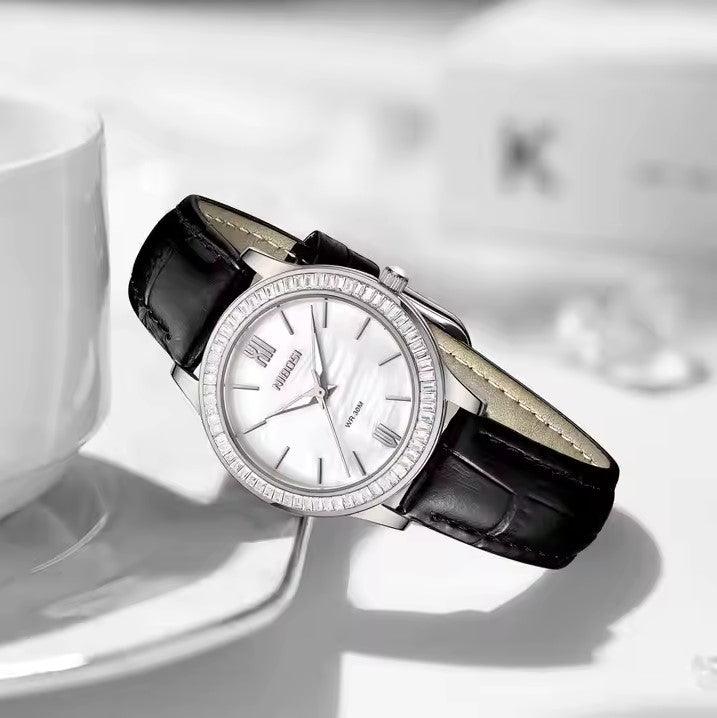 Relógio feminino Nibosi Nataly com pulseira de couro preta e mostrador branco elegante e sofisticado