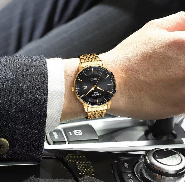 Relógio Nibosi Masculino com pulseira em aço inoxidável dourado com visor preto no pulso de um homem