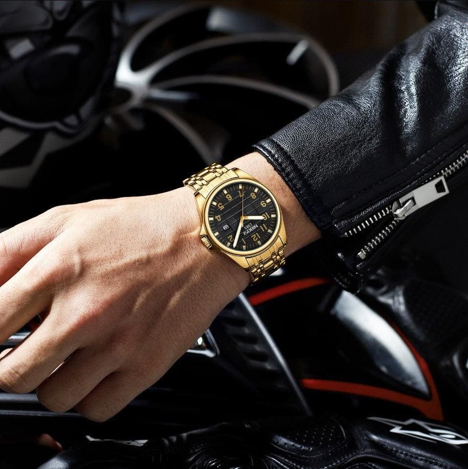 Homem usando o Relógio casual masculino Nibosi Horizont dourado com visor preto