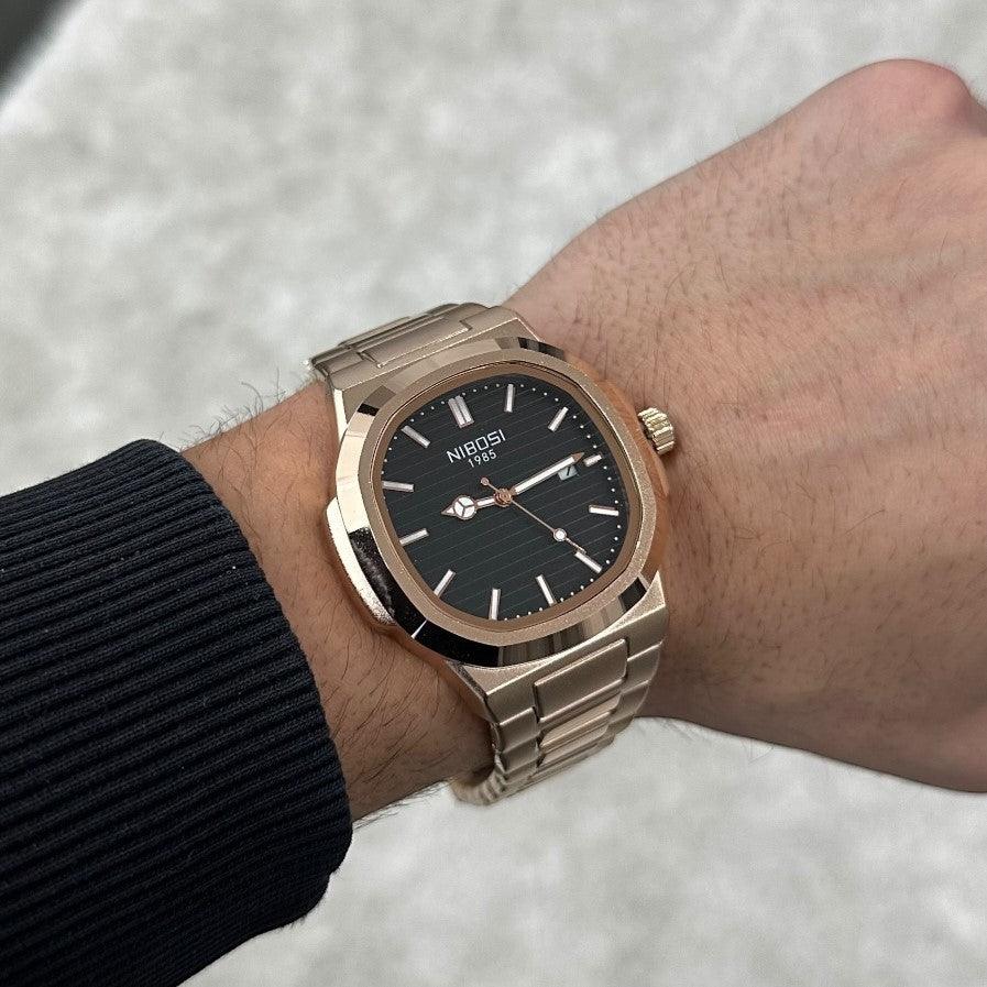 Zoom do mostrador com um homem usando o relogio Nibosi masculino com um estilo social, destacando seu minimalismo e versatilidade