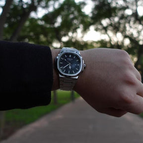 Relógio Nibosi Masculino Astronaut pulseira de aço inoxidável prata e visor preto