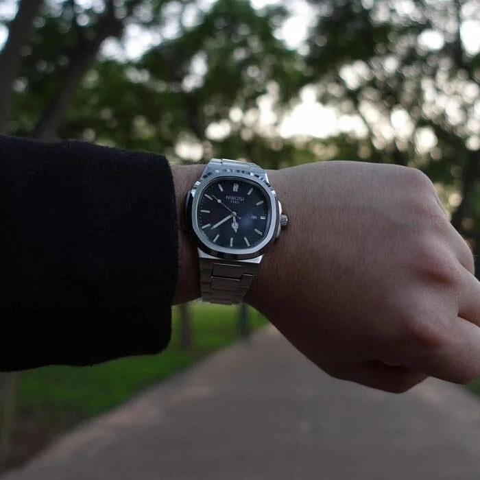 RelÃ³gio Nibosi Masculino Astronaut pulseira de aÃ§o inoxidÃ¡vel prata e visor preto