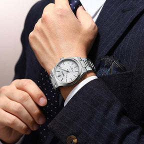 Relógio Nibosi Minimalista Masculino de Aço Inoxidável Prata Com Visor Branco no Pulso de um Homem