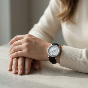 Relógio feminino Nibosi Nataly com pulseira de couro preta e mostrador branco 