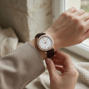 Relógio feminino Nibosi Nataly com pulseira de couro marrom e mostrador branco 