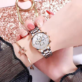 Relogio feminino com pulseira prata com rosé e visor branco 36mm no pulso de uma mulher