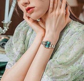 Mulher usando o Relógio feminino Nibosi Belle pulseira e caixa rosé com visor verde água