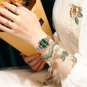 Mulher usando o relógio feminino Nibosi Belle pulseira e caixa rosé com visor verde