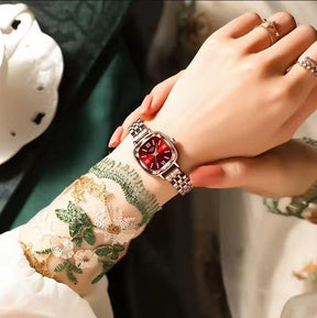 Mulher usando o relógio feminino Nibosi Belle pulseira e caixa rosé com visor verde