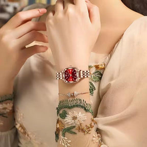 Mulher usando o relógio feminino Nibosi Belle pulseira e caixa rosé com visor verde