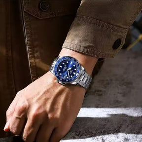 homem usando o Relógio automático masculino Nibosi Majestic com pulseira em aço inoxidável com visor azul