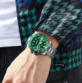 Homem usando o Relógio automático masculino Nibosi Majestic com pulseira em aço inoxidável com visor verde