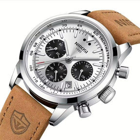 Zoom no visor do relógio masculino Nibosi com pulseira de couro e visor branco com cronógrafo