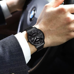 Relógio Nibosi Masculino com pulseira em aço inoxidável preta com visor preto no pulso de um homem