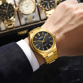 Homem usando o relógio Nibosi masculino dourado e preto, elegante e social