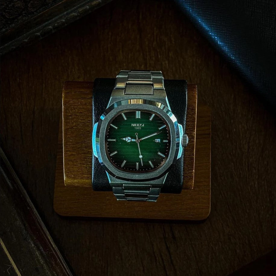 Relógio Nibosi Masculino Astronaut com pulseira de aço inoxidável prata e visor verde
