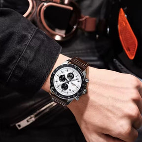 Zoom no relógio masculino Nibosi com pulseira de couro marrom com cronógrafo preto e visor branco