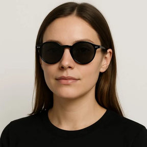 Óculos de Sol Feminino Nibosi Merry preto no rosto