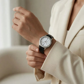 Relógio feminino Nibosi Nataly com pulseira de couro preta e mostrador branco 