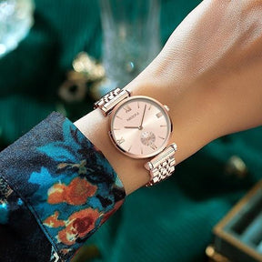 Mulher usando relógio minimalista pequeno feminino Nibosi Delicate rosé com visor rosé destacando sua delicadeza