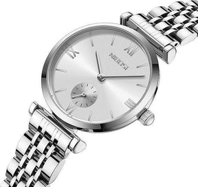 Zoom no visor do relógio minimalista feminino pequeno Nibosi com pulseira em aço inoxidável prata com visor branco