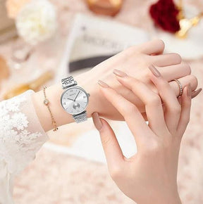 Mulher usando o relógio feminino pequeno Nibosi Delicate prata com visor branco