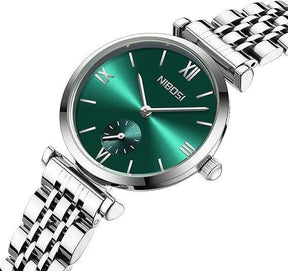 Zoom no visor do relógio minimalista feminino pequeno Nibosi com pulseira em aço inoxidável prata com visor verde