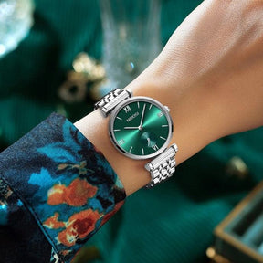 mulher usando o relógio feminino pequeno Nibosi Delicate 32mm prata com verde, mostrando seu minimalismo 
