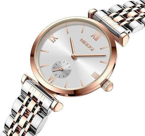 zoom no visor do Relógio minimalista pequeno feminino Nibosi com pulseira em aço inoxidável prata e rosé com visor branco