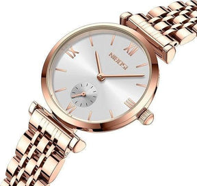 zoom no visor do Relógio minimalista pequeno feminino Nibosi com pulseira em aço inoxidável rosé com visor branco