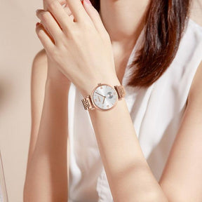 Mulher usando relógio minimalista pequeno feminino Nibosi Delicate destacando sua delicadeza