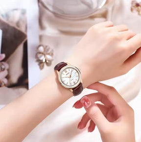 Relógio feminino Nibosi Nataly com pulseira de couro marrom e mostrador branco elegante e sofisticado