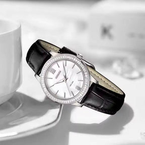 Relógio feminino Nibosi Nataly com pulseira de couro preta e mostrador branco elegante e sofisticado 