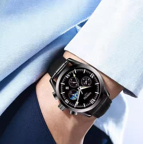 Relógio masculino Nibosi Hermes com pulseira de couro preta e visor preto com cronógrafo no pulso de um homem com estilo casual