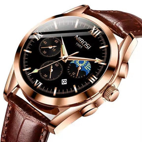 Zoom no visor do relógio masculino Nibosi Hermes com pulseira de couro marrom e visor preto com cronógrafo 